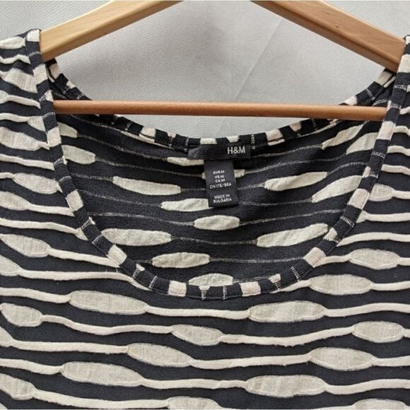 Cute H&M black and white bodycon tight dress spring summer easy outfit wavy patt - Picture 4 of 7